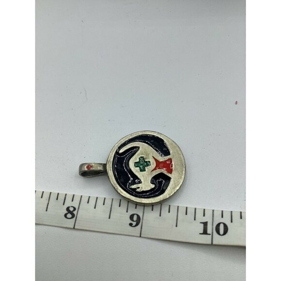 kangaroo and Cross pewter pendant - Picture 2 of 3